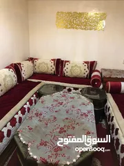  7 طاولة من خشب رفيع         Table en bois précieux