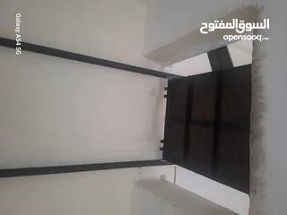  9 مصعد صناعي من 500 كغم  _ 1000 كغم شغال بحاله جيده استعمال خفيف/وتربين إيطالي 10حصان بحاله جيدة.