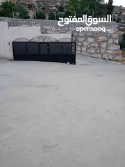  2 بيت للبيع طابقين في بيت اولا    يوجد بئر ماء  مخزن  مكتب خارجي معزول عن البيت  حمام خارجي  ثلاجه .غس