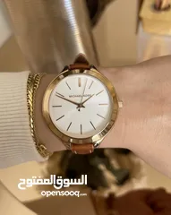  2 ساعة مايكل كورس ذهبية وجلد أصلية و مختَّمة  بحالة ممتازة  الساعة انيقة جداً Micheal Kors