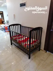  1 سرير أطفال لون عسلي غامق كلاسيكي
