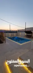  8 منزل مع مسبح وكراج للبيع