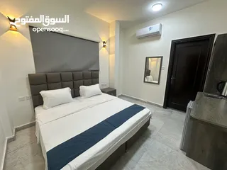  21 غرف وشقق فندقية نظيفة على البحر وبجانب السوق، موقع ممتاز، مطاعم، موقف عام، بلكونات، انترنت، مكيفات.