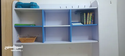  5 مكتب دراسه مع رأسيه و 6 رفوف وثلاث ادراج