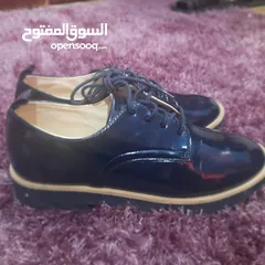  2 للبيع: حذاء نسائي من ZARA بحالة شبه جديدة – تصميم أنيق برباط أمامي، مقاس 37 ولون كحلي جذّاب