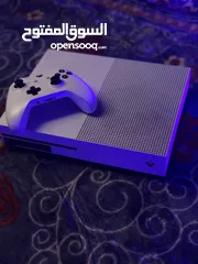  2 Xbox one S ( 2 controllers )