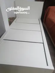  1 تخت من ايكيا لون ابيض  للبيع بسعر مغري