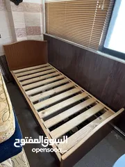  2 سرير مفرد مع فرشة و2 كومدينة بحالة ممتازة