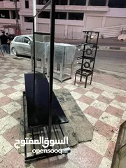  6 علاقة ملابس مع رف لوضع الملابس وقاعدة لوضع الاحذية مصنوعة من حديد متين.