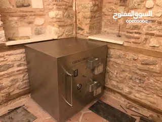  2 خزينة / الغرفة المحصنة / القفص الفولاذي / كاص / strong room / vault / bank vault