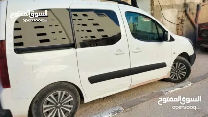  4 بيجو بارتنر 2017 ترخيص 2016 لون ابيض متور 1600  سيارة نظيفة افحص وين مبدك