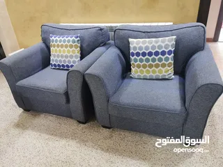  2 غرفة جلوس مع طاوله وسط وتلفزيون