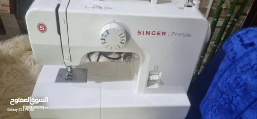  1 ماكينة خياطه منزليه نوعها سينجر بحاله الجديد مجربه فقط
