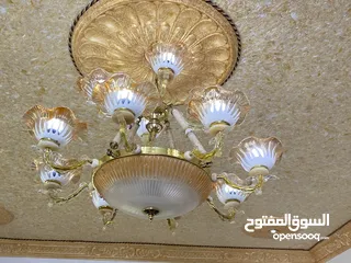  1 ثريا زجاج بالكامل – نظيفة جداً وجاهزة للتركيب 13 لمبة تِلمع ولم تستخدم كَثيراً زجاج فاخر ولمعة راقية