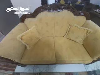  4 2 طقم كنب 7 مقاعد كامل 14مقعد ممكن شراء كل طقم لوحده بحالة ممتازة بدون حروق او مزع اسفنج ضغط