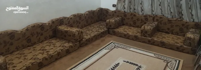  1 فرش عربي للبيع مستعمل خفيف بحالة الوكالة .