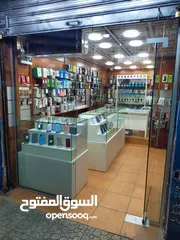  5 بتارين عرض اجهزه خلويه عدد 3 + بترينة عرض طويله+ مكتب خشب لاتيه تفصيل وضعهم جديد للبيع