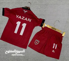  2 وفرنالكم طقم المنتخب الاردني ولادي شورت + تيشيرت باللون الابيض والاحمر بالرقم 11 و 10  من 9 ل 13 سنه