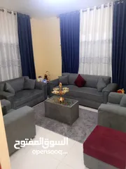  3 كنب للبيع كنب وكاله غير مستخدم وكاله يعني ما حدا قعد علي مع طاولات ومع البفة للبيع ما بقصر مع الجاد