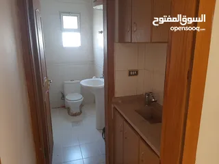  7 مكتب تجاري/ عيادة فارغة للبيع في عمان الغربية 3 غرف مستقلة بجانب مستشفى ابن الهيثم