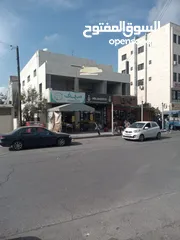  3 مجمع تجاري بدخل سنوي 33 الف  الموقع حيوي جداً  عمر البناء 30 سنة  يحتوي على 6 شقق  و 3 مخازن مؤجرين