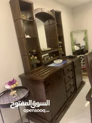  7 طقم سفره من ثلاث قطع   طاولة خشب 8 كراسي وفضيه و بوفيه