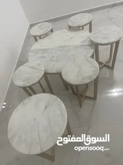  1 طاولة رخام مع 5 طاولات تقديم و طاوله جانب