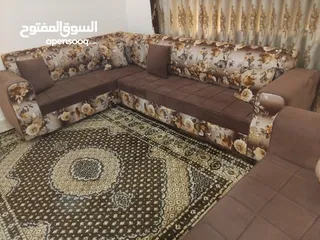  1 طقم كورنر بحاله ممتازه مع سجادة للبيع
