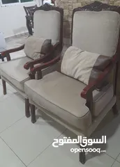  3 كنب خشبي زان للبيع مع طاوله وطرابيزتين صغار  بسعر ممتاز