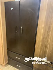  1 تواليت وخزانة مستعملين استعمال بسيط