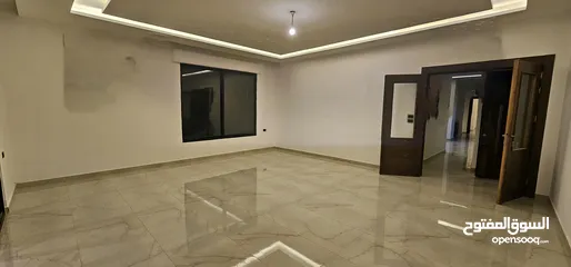  3 شقه مميزه للبيع طابق اول بسعر مغري من المالك مباشره