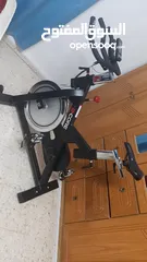  10 دارجه تمارين ثابته (spinning bike)مخصصة للتمارين الرياضية المنزلية. شبه جديده ونظيفة..