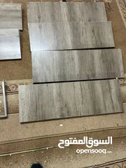  2 رفوف خشب ستاندات وتعاليق محل اواعي كميه وبنص السعر المعني يتواصل