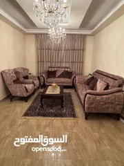  1 غرفة ضيوف مميزة مع طاولة سفرة