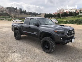  5 تويوتا تاكوما 2017  كابينة و نص مميز غيار عادي 4x4   بحالة ممتازة من المالك.