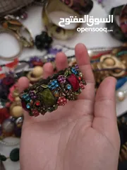  6 أساور خشب وواحدة حديد (بني أزرق ملون)