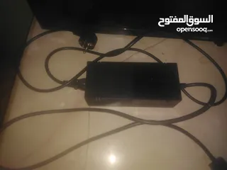  4 Xbox one 1000GB مع 2 يد الوصف مهم