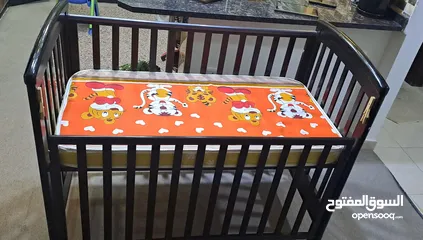 3 تخت ( سرير ) اطفال و كرسي اطفال  سياره بحالة ممتازة