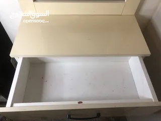  2 تواليت مستعمل للبيع خشب تفصيل قوي