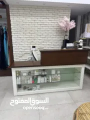  1 مكتب رسبشن مع خزانة دفات مرايا جانبية بحالة ممتازة