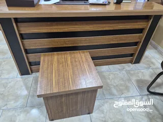  4 مكتب مدير وادراج و خزانه كبيرة وخزانه صغيرة  للبيع خشب متين