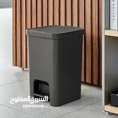  2 سلة نفايات عملية بغطاء محكم وفتاحة بالقدم – جمال ونظافة في بيتك أو مكتبك