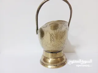  12 وعاء تقليدي مصنوع يدويا يستخدم لحمل الفحم أو الحطب مزخرف برسومات أنتيك قديم جدا لون ذهبي
