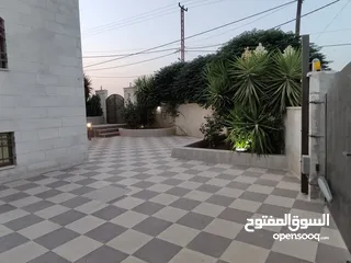  3 منزل مستقل ومطل للبيع واجهات حجر ومنطقة هادئة جداً وقريب من جميع الخدمات