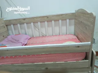  5 سرير اطفال هزاز + مندر يحتوي جرارات  أضفت له تايرات لسهولة النقل من مكان إلى آخر
