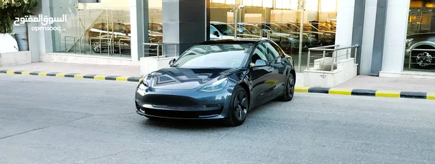  3 تيسلا 2023 MODEL 3 فحص كامل 4 جــــيــــد 85من86 اوتوسكور +B لون فيراني مميز ممشى قليل بحالة الوكالة