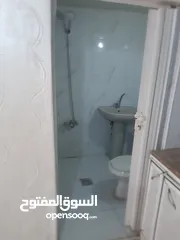  1 ستوديو للايجار مكون من غرفة ومطبخ وحمام للموظفين فقط   الرجاء عدم الاحراج قرب مديرية شؤون الأفراد