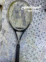  5 كرات تنس إرضي ومضارب