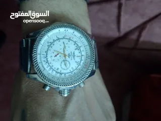  6 ساعة بريتلينغ مصنوعة في سويسرا، حيث تُعتبر سويسرا مركزًا لصناعة الساعات الفاخرة. تستخدم العلامة التج