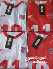  1 وفرنالكم طقم المنتخب الاردني ولادي شورت + تيشيرت باللون الابيض والاحمر بالرقم 11 و 10  من 9 ل 13 سنه